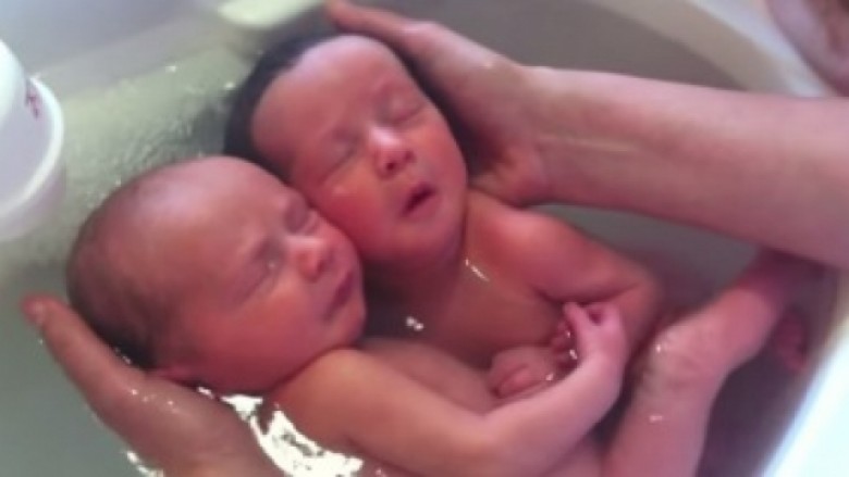 E mrekullueshme: Dy bebet mendojnë se ende janë në barkun e nënës (Video)