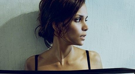 “Halle Berry, duket mega seksi e zhveshur (Foto +18)”