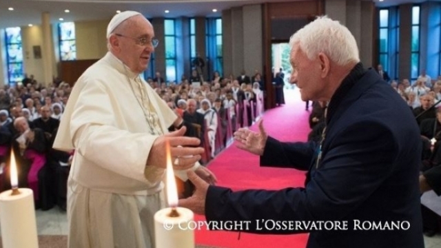 Paven møtte Don Ernest Simoni i Tirana i 2014 og fotografiet gikk verden rundt (© L’Osservatore Romano)