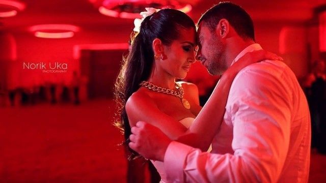 Nora dhe Roberti, pasionantë rrugëve të Prishtinës (Foto)