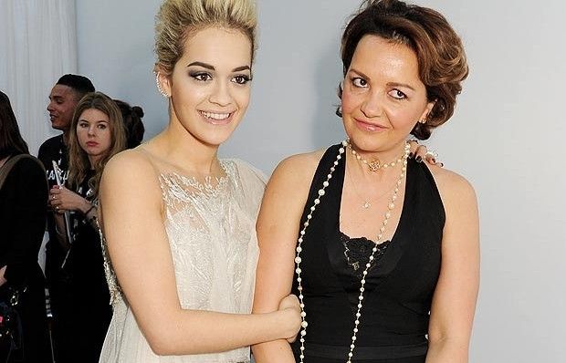 “Rita Ora urim special për ditëlindjen e nënës (Foto)”