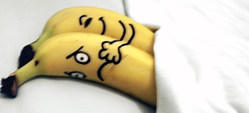Funny-banana-romantic-couple-in-bed