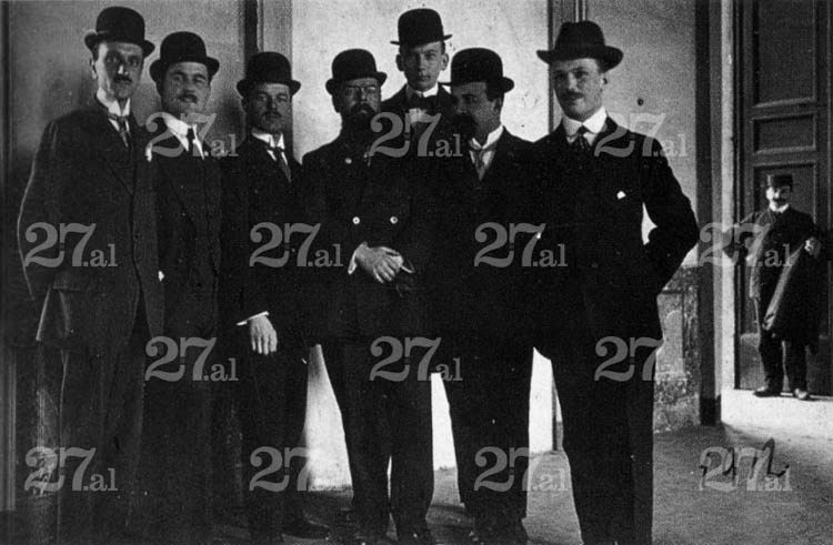Paramithiotti-posa-nel-1912-con-alcuni-fondatori-e-dirigenti-dellInter-da-sinistra-Paramithiotti-Pres.-Muggiani-Hugo-Rietmann-Hirzel-Bach-Ansbacher-Glockner-e-sul-portone-a-destra-