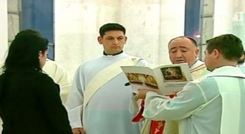 Një vajzë ndërron fenë në Katedralen e Prishtinës (Video)