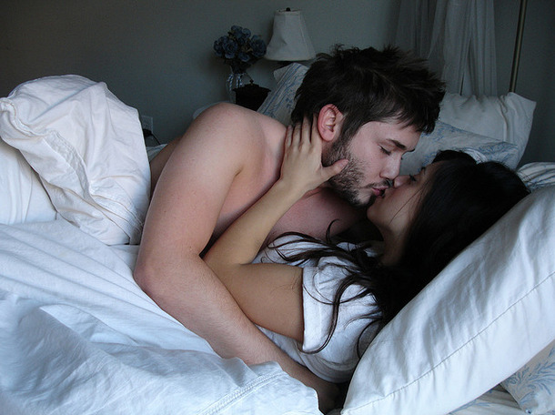 Favim.com-bed-bedroom-couple-cute-kiss-love-57941