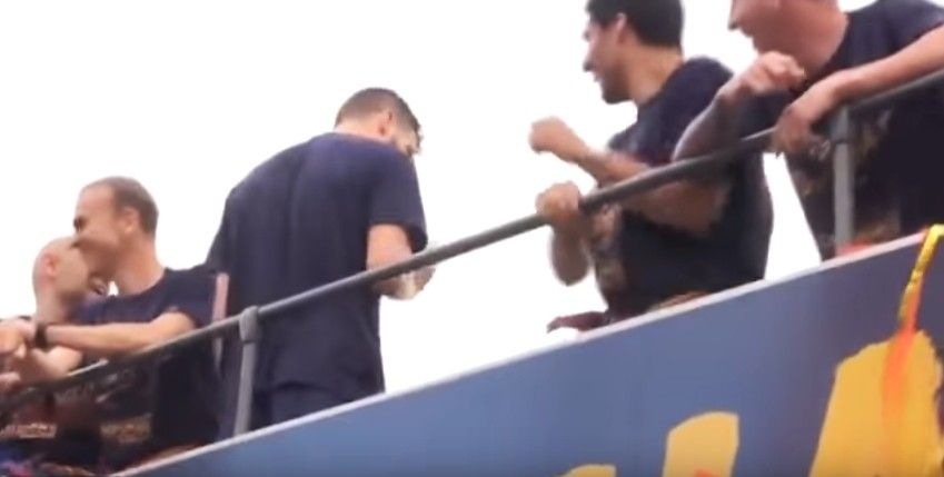 Pique imiton Ronaldon, Suarez dhe Messi qeshin me lot (Video)