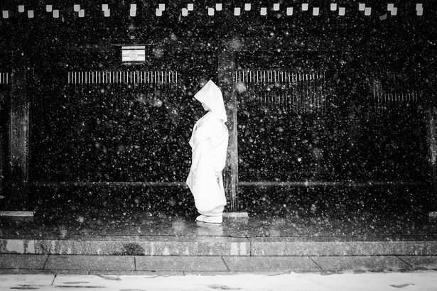 Brave-bride-getting-wed-in-the-only-day-of-snow-in-Tokyo-winter-2014