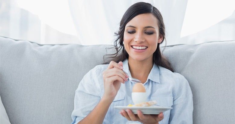 women-eating-egg