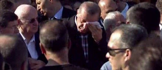 Erdogan fillon të qajë teksa i jep lamtumirën e fundit dhëndrit shqiptar (Video)