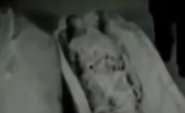 Zbulohet video e fshehtë e KGB-së ruse: Agjenti sovjetik zhvarros trupin e një jashtëtokësori në Egjipt (Video)