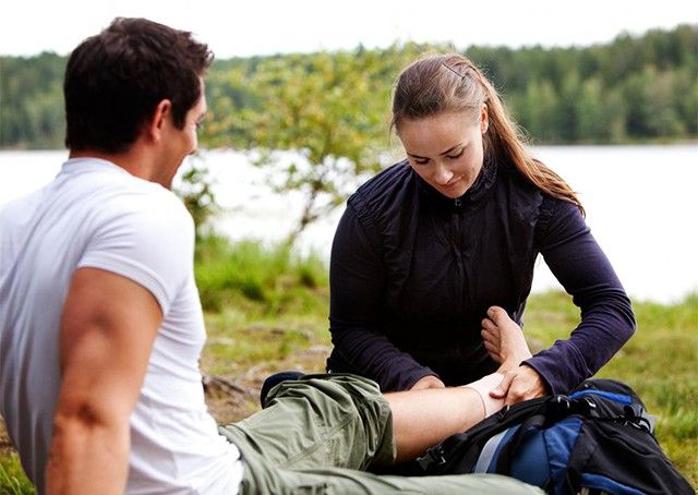 woman-looking-at-left-leg-of-man