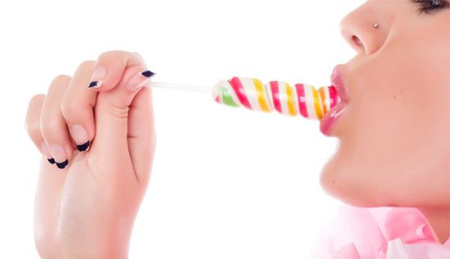 x500px_woman_licking_loliipop.jpg.pagespeed.ic