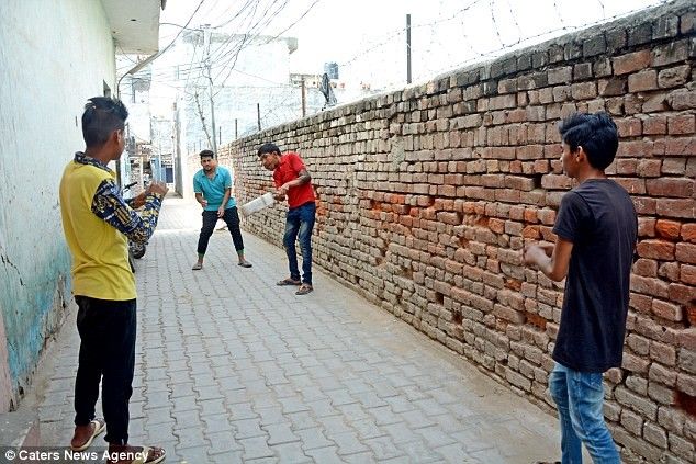 Djaloshi elefant Me fytyren e shkaterruar nga tumori nuk ndjehet mire te del nga fshati foto 3