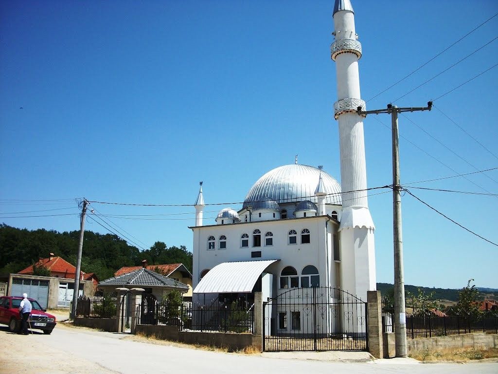 Arrestohet serbi i Pasjanit, që tentonte të prishte minares: Jashtë xhamisë, turma serbësh e shqiptarësh! (Video)