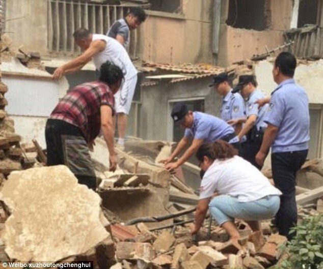 Punëtorët rrënojnë shtëpinë e gabuar duke e varrosur per se gjalli nje grua te moshuar foto 2