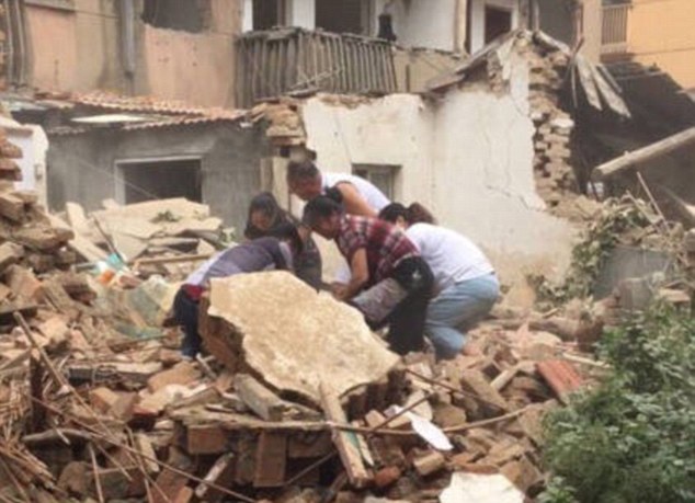 Punëtorët rrënojnë shtëpinë e gabuar duke e varrosur per se gjalli nje grua te moshuar foto 4
