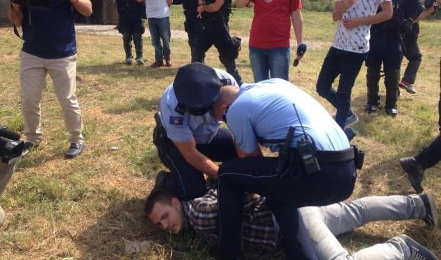 Eskalon situata te kisha në kampusin e UP-së, Policia arreston studentë protestues (Foto)