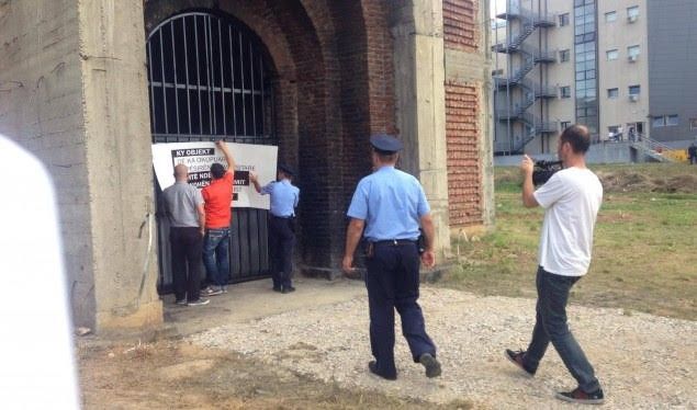 Policia heq pankartën e studentëve, gazetarët serbë duartrokasin (Foto)