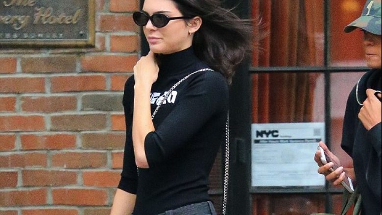 Kendall Jenner shëtitet rrugëve të New York pas realizimit të tatuazhit (Foto)