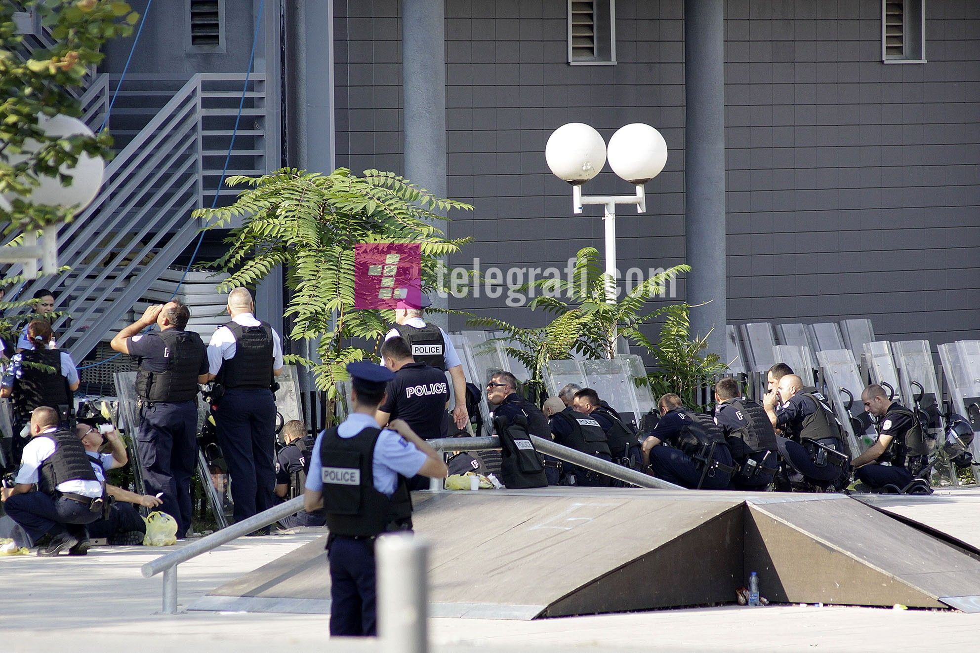 policia per rreth kuvendit dhe qeverise - 1 shtator - foto Ridvan Slivova (1)