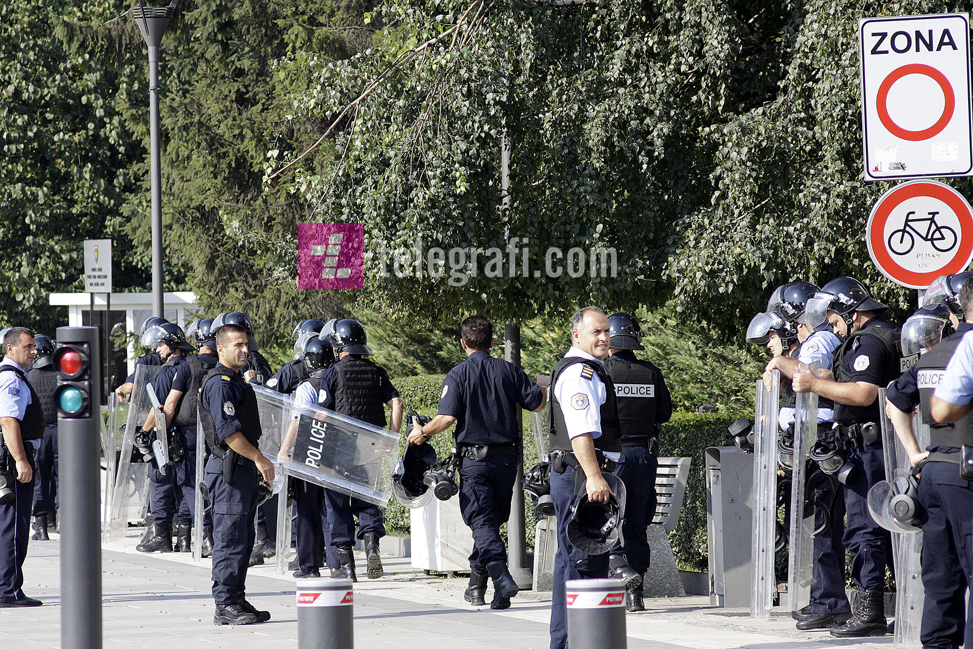 policia per rreth kuvendit dhe qeverise - 1 shtator - foto Ridvan Slivova (4)