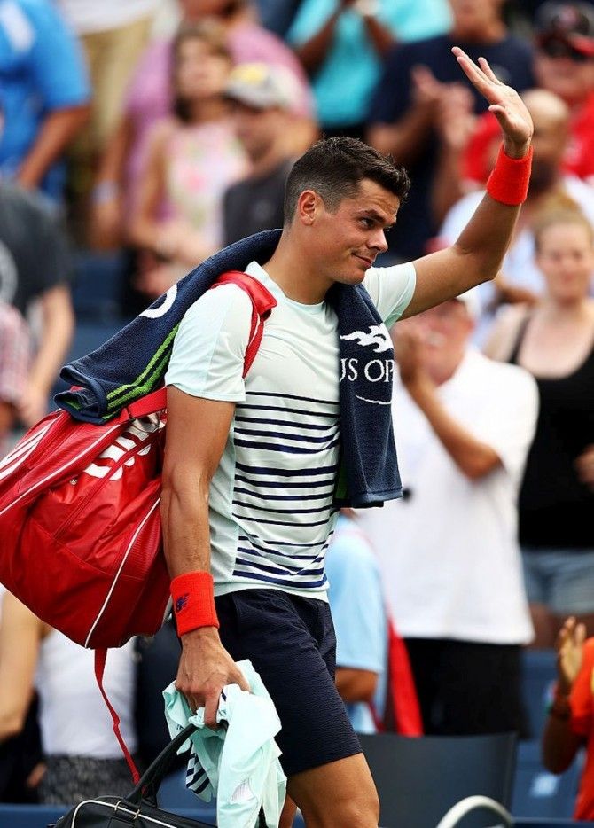 Milos Raonic përshëndetet me shikuesit pasi turpërohet prej amerikanit