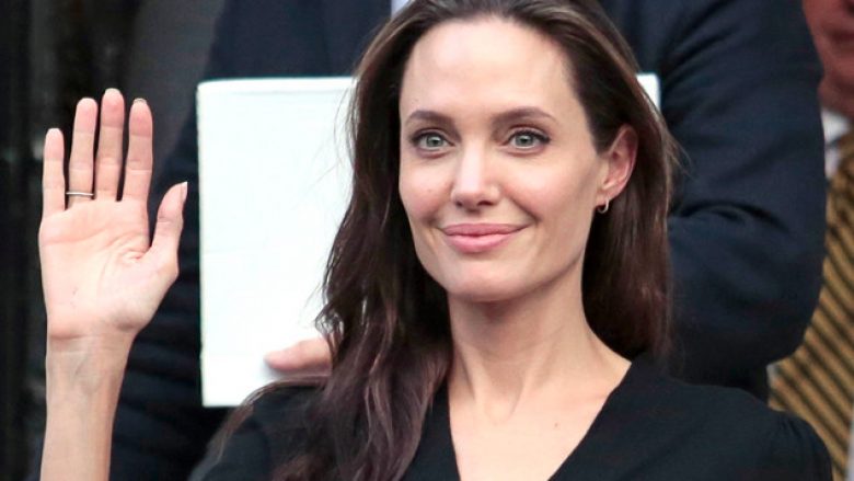 Sa ka ndryshuar Angelina Jolie me kalimin e viteve (Foto/Video)