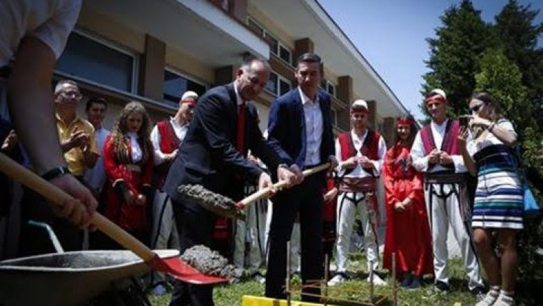 Vihet themeli i shtatores së Ukshin Hotit në oborrin e Universitetit të Prizrenit