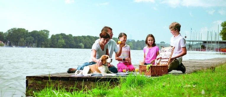 Picnic-at-Maschsee-Lake_image_full